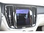 Volvo V60 Cross Country B5 250PK Automaat AWD Pro / Adaptive Cruise Control / Bowers & Wilkins / 360 Graden Camera / Elektrisch glazen schuif-kanteldak / Head-up Display / Nappa leer met stoelventilatie / Massagefunctie voorstoelen / Elektrisch verstelbare stoelen met geheugen / Stoelverw. / Stuurverw. / Trekhaak