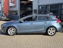 Volvo V40 1.6 T3 Kinetic / Trekhaak / Zomer + Winterset / Stoelverwarming / Cruise Control /