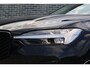 Volvo XC60 2.0 T6 Plug-in Hybrid AWD Ultra Dark | PHEV Long Range | Trekhaak | Luchtvering | Head-up Display | Harman Kardon Audio | Panoramadak | Keyless Entry | Elektrische Achterklep | BLIS | Cruise Control Adaptief | Navigatie
