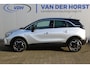 Opel Crossland 1.2-110pk Turbo 'Elegance'. Mooie en luxe hoogzitter met weinig km's ! Volautm. airco dual, cruise control, camera, comfortstoelen, metallic lak, LM wielen, navigatie, telefoonvoorb., lane- en side assist, parkeersensoren v+a, LED verlichting etc.