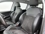 Peugeot 2008 SUV Crossway 130pk Automaat | Navigatie | Panoramadak | Achteruitrijcamera | Leder/Alcantara | Climate Control | Cruise Control | Parkeersensoren | Grip Control | Apple Carplay / Android Auto | Bluetooth | Elektrisch inklapbare spiegels | Automatisch dimlicht | Regensensor | Donker getint glas | 17" lichtmetalen velgen |