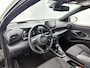 Toyota Yaris 1.5 Hybrid Executive Bi-tone | BTW voertuig | Head-Up Display | Dodehoek detectie | Parkeersensoren voor+achter | Stoelverwarming | Apple CarPlay/Android auto | Onderweg-naar-dealer