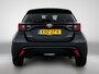 Toyota Yaris 1.5 Hybrid Executive Bi-tone | BTW voertuig | Head-Up Display | Dodehoek detectie | Parkeersensoren voor+achter | Stoelverwarming | Apple CarPlay/Android auto | Onderweg-naar-dealer
