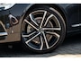 Volvo V90 2.0 T6 Plug-in hybrid AWD Ultra Bright | Adaptieve Cruise Control | Luchtvering | Bowers & Wilkins Audio | Trekhaak | Tailored Wool Sportstoelen | Panoramadak | Dodehoek Detectie | Head-Up Display | Stoel-/Stuurverwarming | Parkeercamera |