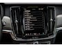 Volvo V90 2.0 T6 Plug-in hybrid AWD Ultra Bright | Adaptieve Cruise Control | Luchtvering | Bowers & Wilkins Audio | Trekhaak | Tailored Wool Sportstoelen | Panoramadak | Dodehoek Detectie | Head-Up Display | Stoel-/Stuurverwarming | Parkeercamera |