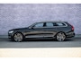Volvo V90 2.0 T6 Plug-in hybrid AWD Ultra Bright | Adaptieve Cruise Control | Luchtvering | Bowers & Wilkins Audio | Trekhaak | Tailored Wool Sportstoelen | Panoramadak | Dodehoek Detectie | Head-Up Display | Stoel-/Stuurverwarming | Parkeercamera |