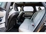 Volvo V90 2.0 T6 Plug-in hybrid AWD Ultra Bright | Adaptieve Cruise Control | Luchtvering | Bowers & Wilkins Audio | Trekhaak | Tailored Wool Sportstoelen | Panoramadak | Dodehoek Detectie | Head-Up Display | Stoel-/Stuurverwarming | Parkeercamera |
