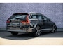 Volvo V90 2.0 T6 Plug-in hybrid AWD Ultra Bright | Adaptieve Cruise Control | Luchtvering | Bowers & Wilkins Audio | Trekhaak | Tailored Wool Sportstoelen | Panoramadak | Dodehoek Detectie | Head-Up Display | Stoel-/Stuurverwarming | Parkeercamera |