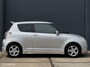 Suzuki Swift 1.5 Exclusive - APK TM 11-03-2027 - KEYLESS - LMV - EL. RAMEN + SPIEGELS - ACHTERSPOILER - SIDE SKIRTS - CPV - STUURBEKRACHTIGING - NAP - NL AUTO -