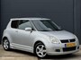 Suzuki Swift 1.5 Exclusive - APK TM 11-03-2027 - KEYLESS - LMV - EL. RAMEN + SPIEGELS - ACHTERSPOILER - SIDE SKIRTS - CPV - STUURBEKRACHTIGING - NAP - NL AUTO -