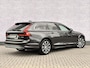 Volvo V90 2.0 T6 Plug-in Hybrid AWD Core Bright | PHEV Long Range | Harman Kardon Audio | Trekhaak | Achteruitrijcamera | Parkeersensoren | Keyless Entry | Elektrische Achterklep | Elektrisch Verstelbare Voorstoelen | Cruise Control Adaptief | BLIS | Navigatie | Apple Carplay | Android Auto