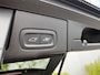 Volvo XC60 2.0 T6 Plug-in hybrid AWD Essential Bright | Adaptieve Cruise Control | Panoramadak | Stoel-/Stuur-/Voorruitverwarming | Standverwarming | Dodehoek Detectie | Parkeercamera | Lederen Bekleding |