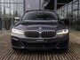 BMW 5-Serie M550i xDrive High Executive | HARMAN KARDON | COMFORT ACCES | BMW LASER LIGHT | 20 INCH | SCHUIF-KANTELDAK | ADAPTIVE CRUISE CONTROL | VOLLEDIG BMW DEALER ONDERHOUDEN | SOPHISTO GRAU |
