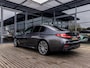 BMW 5-Serie M550i xDrive High Executive | HARMAN KARDON | COMFORT ACCES | BMW LASER LIGHT | 20 INCH | SCHUIF-KANTELDAK | ADAPTIVE CRUISE CONTROL | VOLLEDIG BMW DEALER ONDERHOUDEN | SOPHISTO GRAU |