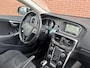 Volvo V40 2.0 T2 Kinetic Navigatie, Bluetooth, 17 inch R-design wielen, High performance audio, Park assist achter, Diffuser achterbumper, Dubbele uitlaten, Volledig dealeronderhouden