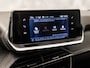 Peugeot 208 1.2 PureTech Sport Automaat (APPLE CARPLAY, PARKEERSENSOREN, GETINT GLAS, SPORTSTOELEN, CRUISE, LANE ASSIST, NIEUWSTAAT)