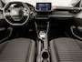 Peugeot 208 1.2 PureTech Sport Automaat (APPLE CARPLAY, PARKEERSENSOREN, GETINT GLAS, SPORTSTOELEN, CRUISE, LANE ASSIST, NIEUWSTAAT)
