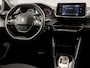 Peugeot 208 1.2 PureTech Sport Automaat (APPLE CARPLAY, PARKEERSENSOREN, GETINT GLAS, SPORTSTOELEN, CRUISE, LANE ASSIST, NIEUWSTAAT)