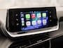 Peugeot 208 1.2 PureTech Sport Automaat (APPLE CARPLAY, PARKEERSENSOREN, GETINT GLAS, SPORTSTOELEN, CRUISE, LANE ASSIST, NIEUWSTAAT)