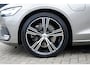 Volvo V60 T6 Twin Engine AWD AUT8 350PK Inscription | Geventileerde voorstoelen met massage | Stoelverwarming | Adaptieve Cruise Control met Pilot Assist | BLIS dodehoekdetectie | 19” lichtmetalen velgen | Elektrisch verstelbare voorstoelen met geheugen | Trekhaak, semi elektrisch inklapbaar