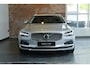 Volvo V90 B4 Inscription | Panoramadak | Harman Kardon Premium Audio | Stoelverwarming | Electrische Semi-Wegklapbare Trekhaak | Head-Up Display | Dealeronderhouden | 360° Parkeercamera | Parkeersensoren voor + achter |