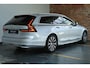 Volvo V90 B4 Inscription | Panoramadak | Harman Kardon Premium Audio | Stoelverwarming | Electrische Semi-Wegklapbare Trekhaak | Head-Up Display | Dealeronderhouden | 360° Parkeercamera | Parkeersensoren voor + achter |