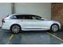 Volvo V90 B4 Inscription | Panoramadak | Harman Kardon Premium Audio | Stoelverwarming | Electrische Semi-Wegklapbare Trekhaak | Head-Up Display | Dealeronderhouden | 360° Parkeercamera | Parkeersensoren voor + achter |