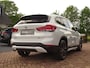 BMW X1 sDrive18i | Handbak | Uniek | PearlWeiss | Leer | Nav | All-black! | Privacy glass