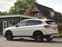 BMW X1 sDrive18i | Handbak | Uniek | PearlWeiss | Leer | Nav | All-black! | Privacy glass