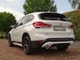 BMW X1 sDrive18i | Handbak | Uniek | PearlWeiss | Leer | Nav | All-black! | Privacy glass