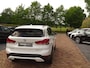BMW X1 sDrive18i | Handbak | Uniek | PearlWeiss | Leer | Nav | All-black! | Privacy glass