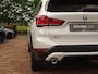 BMW X1 sDrive18i | Handbak | Uniek | PearlWeiss | Leer | Nav | All-black! | Privacy glass