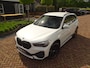 BMW X1 sDrive18i | Handbak | Uniek | PearlWeiss | Leer | Nav | All-black! | Privacy glass