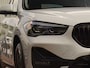 BMW X1 sDrive18i | Handbak | Uniek | PearlWeiss | Leer | Nav | All-black! | Privacy glass