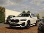 BMW X1 sDrive18i | Handbak | Uniek | PearlWeiss | Leer | Nav | All-black! | Privacy glass
