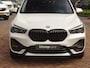 BMW X1 sDrive18i | Handbak | Uniek | PearlWeiss | Leer | Nav | All-black! | Privacy glass