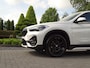 BMW X1 sDrive18i | Handbak | Uniek | PearlWeiss | Leer | Nav | All-black! | Privacy glass