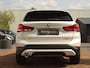 BMW X1 sDrive18i | Handbak | Uniek | PearlWeiss | Leer | Nav | All-black! | Privacy glass