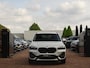 BMW X1 sDrive18i | Handbak | Uniek | PearlWeiss | Leer | Nav | All-black! | Privacy glass
