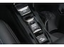 Peugeot e-2008 EV GT 50 kWh | Pano-dak | Trekhaak | Stoelverwarming | Adaptive-cruise | Carplay | SOH 88.4% | All-Season | BLIS |