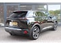 Peugeot e-2008 EV GT 50 kWh | Pano-dak | Trekhaak | Stoelverwarming | Adaptive-cruise | Carplay | SOH 88.4% | All-Season | BLIS |