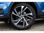 Volvo XC40 1.5 T3 R-Design | Panoramadak | Trekhaak | Harman Kardon Audio | Achteruitrijcamera | Lichtmetalen Velgen 20 inch | Navigatie | Apple Carplay | Android Auto | Stoelverwarming