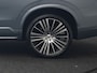 Volvo XC90 T8 Recharge AWD Ultimate Dark LONG RANGE 7 Persoons PHEV 455pk Dealer O.H. | Trekhaak Af Fabriek | Panodak | Head Up | Adaptive Cruise | Harman / Kardon | Lederen Sportstoelen Memory & Verwarmd | 360 Camera | Keyless | Blis | Stuur Verwarmd | 22"L.M | Plug In Hybrid |