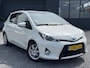 Toyota Yaris 1.5 Full Hybrid Dynamic Pano,Navi,Camera,Clima,Cruise,Halfleder,PDC V+A,5 Deurs,N.A.P,Lm velgen,Apk tot 04-2027