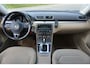 Volkswagen Passat Variant 1.4 TSI Highline BlueMotion AUTOMAAT - Climate / Navi / Cruise / Parkeers. / Stoelverw. / Lm velgen