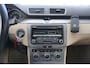 Volkswagen Passat Variant 1.4 TSI Highline BlueMotion AUTOMAAT - Climate / Navi / Cruise / Parkeers. / Stoelverw. / Lm velgen