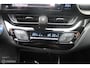 Toyota C-HR / C-HR+ 1.8 Hybrid Dynamic | NL Auto Boekjes | Trekhaak | Parkeersensoren | JBL Soundsysteem.