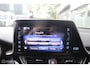Toyota C-HR / C-HR+ 1.8 Hybrid Dynamic | NL Auto Boekjes | Trekhaak | Parkeersensoren | JBL Soundsysteem.