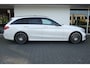 Mercedes-Benz C-klasse Estate 180 AMG Sport Edition / Parelmoerwit Diamantweiss/ 19 inch/ Panorama/ 360 camera/ Dodehoekassist/ Grootlicht assist/ Multibeam/ 9G automaat/ Sfeerverlichting/ Winterset