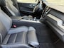 Volvo XC60 2.0 Recharge T6 AWD R-Design | Panoramadak | Elektrisch Wegklapbare Trekhaak | Harman/Kardon | Head Up Display | Adaptive Cruise Control | Luchtvering | PDC V+A | Camera | Elek. bestuurdersstoel | Elektrische achterklep |